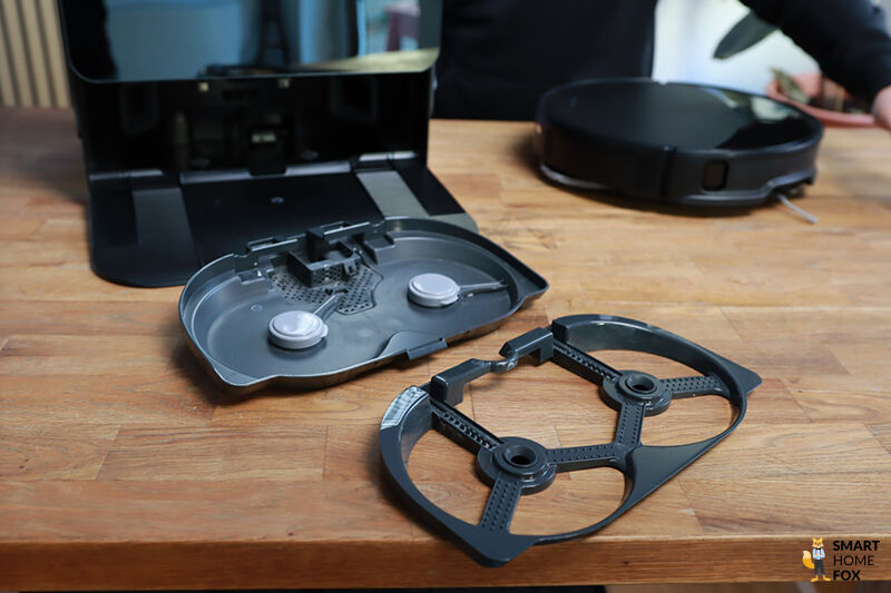 Die Multifunktionsstation des Roborock Saros 10R wird gewartet.